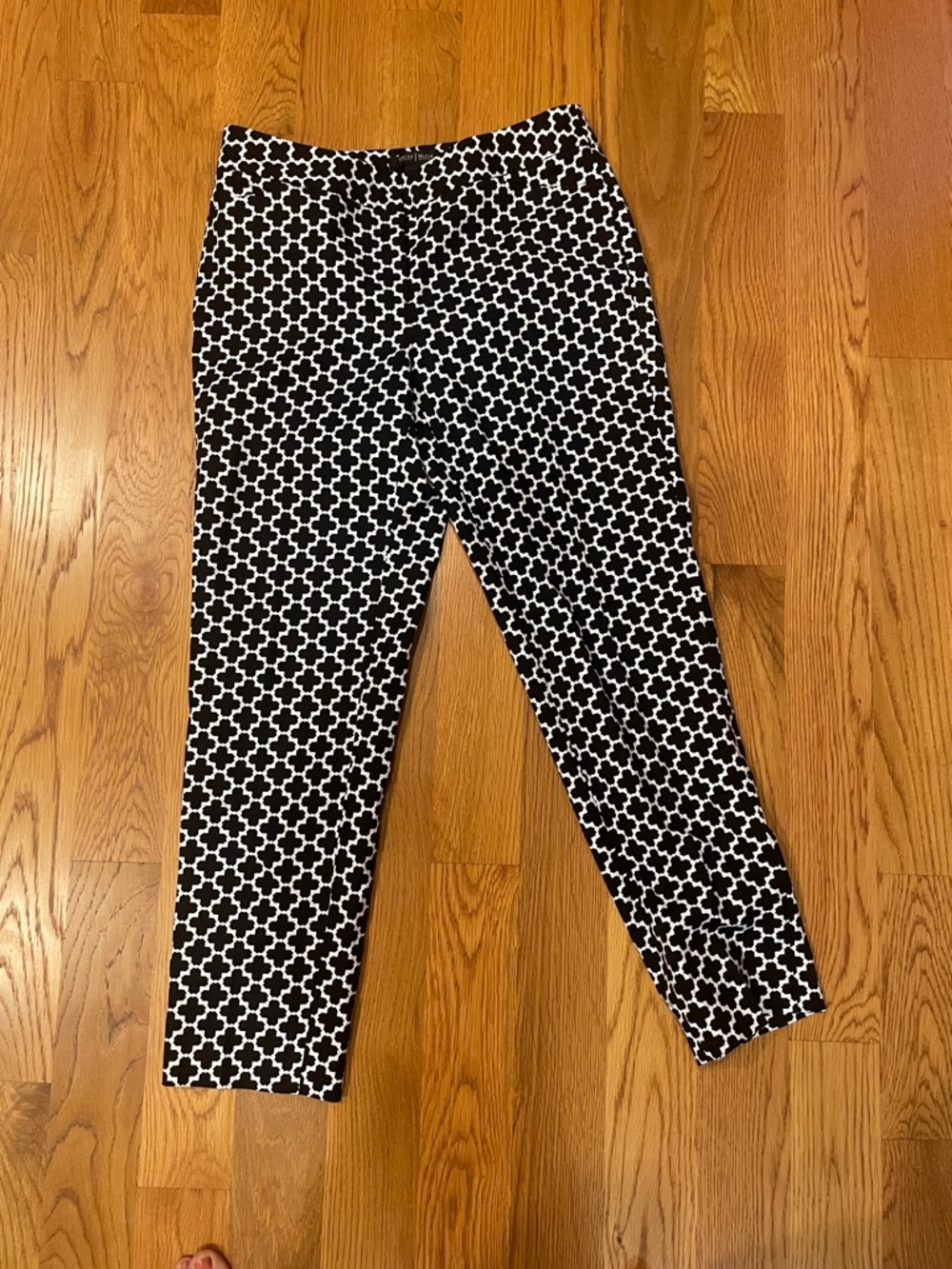 White House/Black Market Black & White Geometric Print slim ankle pants 4R (OL2)